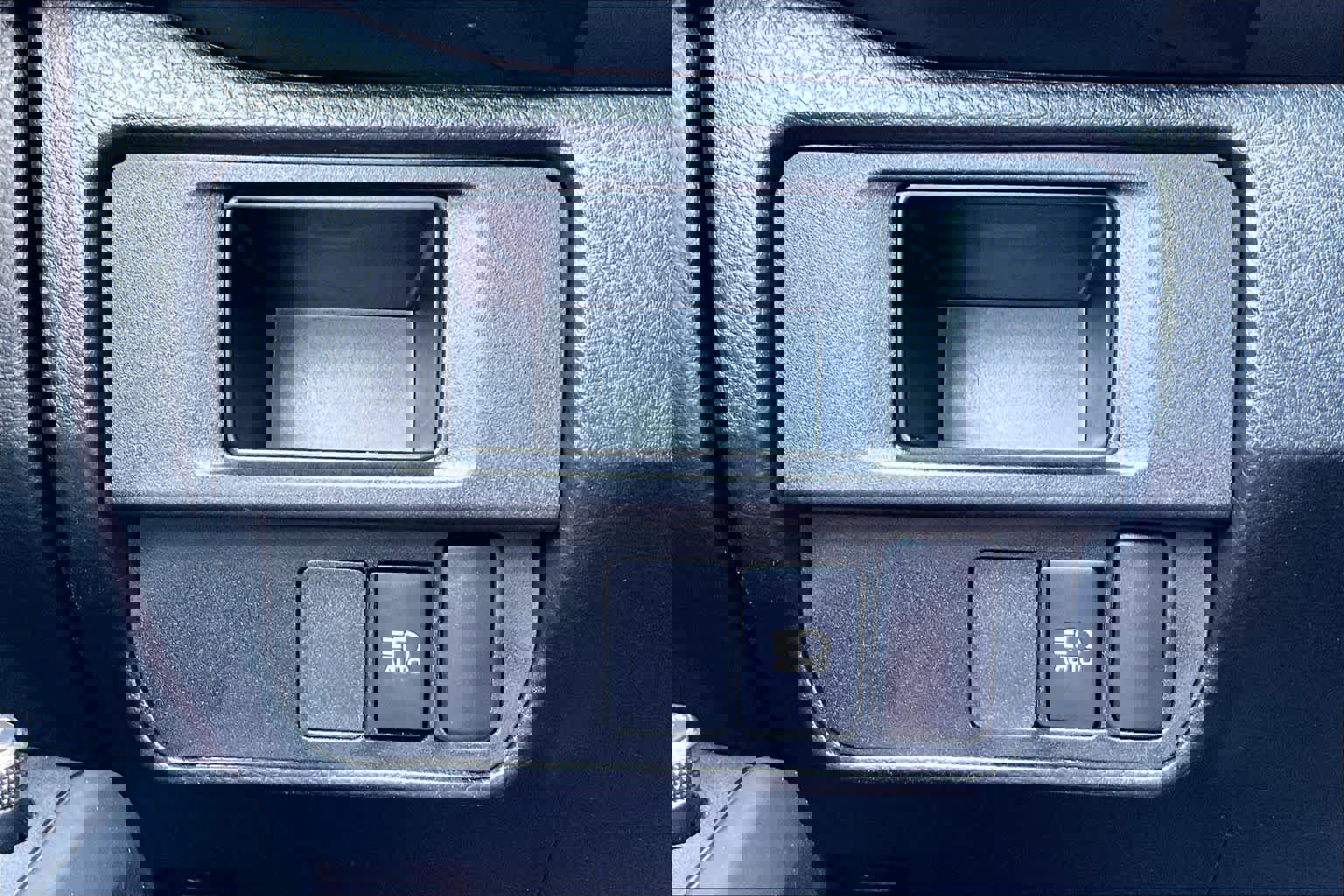 Used 2018 Toyota Tacoma SR image 30