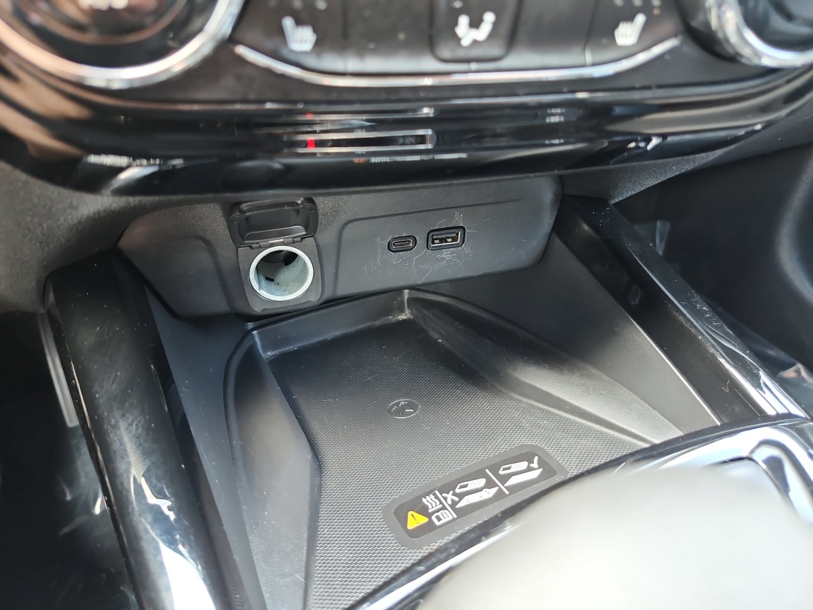 Used 2024 Chevrolet Trax RS w/ Sunroof Package FWD image 22