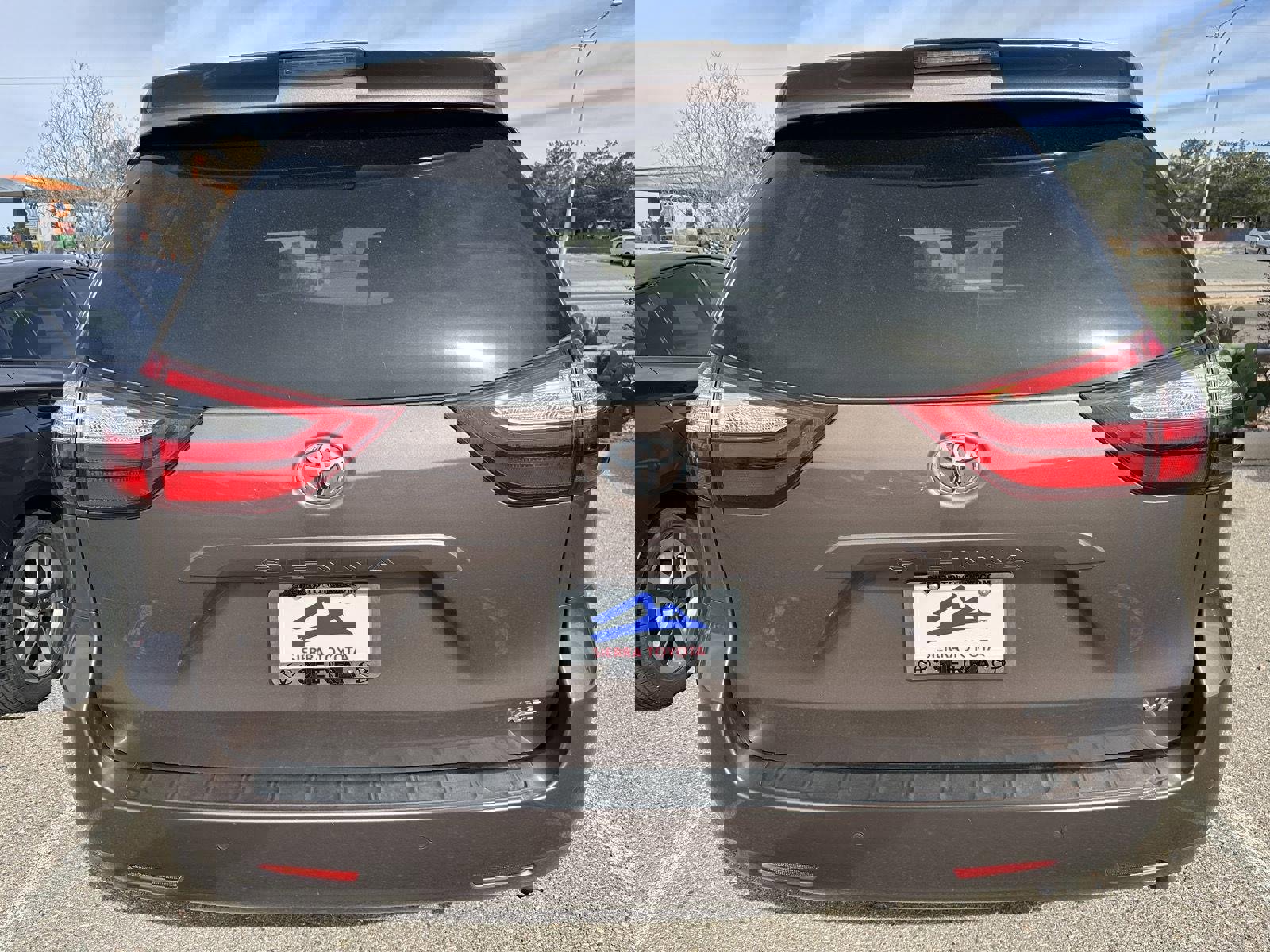 Used 2018 Toyota Sienna XLE w/ XLE Navigation Package image 3