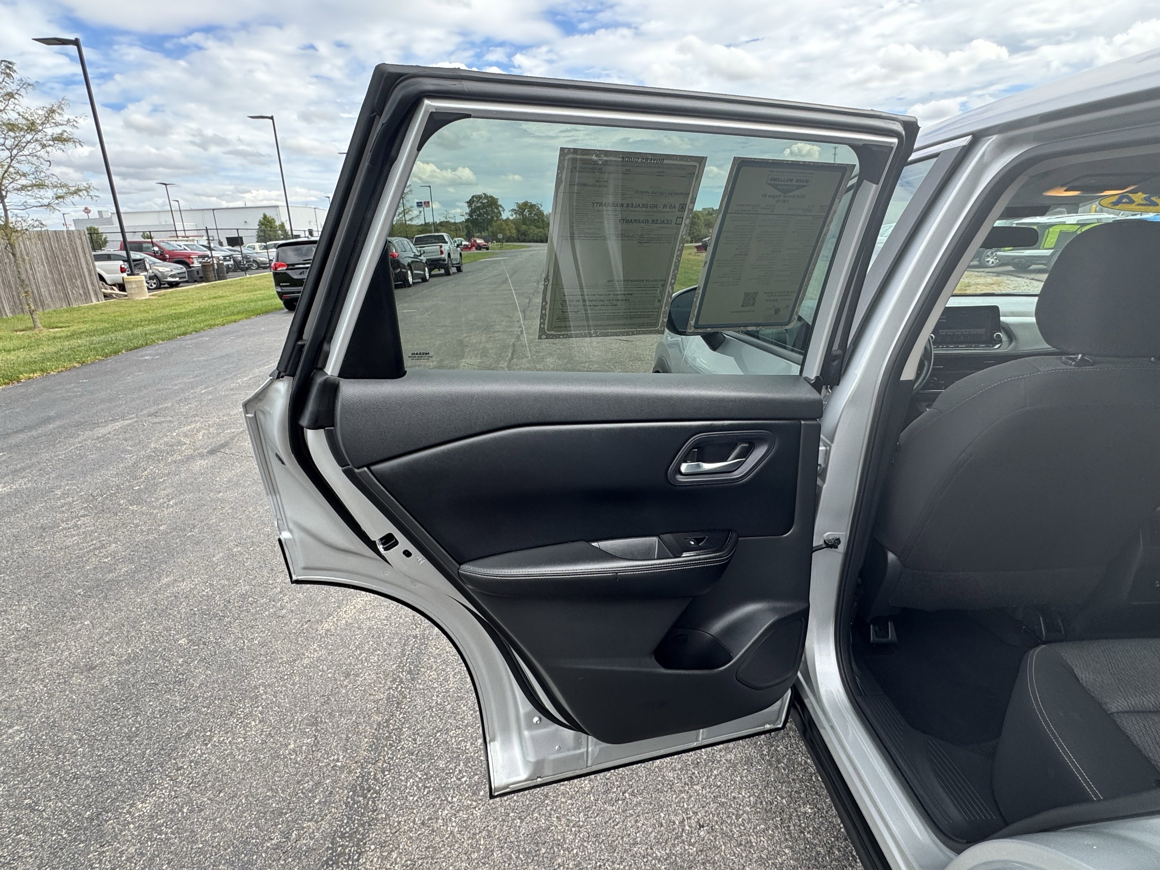 Used 2024 Nissan Rogue SV image 25