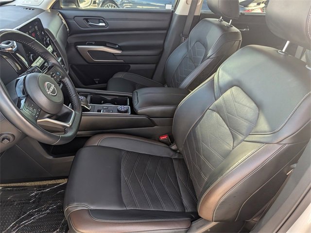 Used 2024 Nissan Pathfinder Platinum image 10