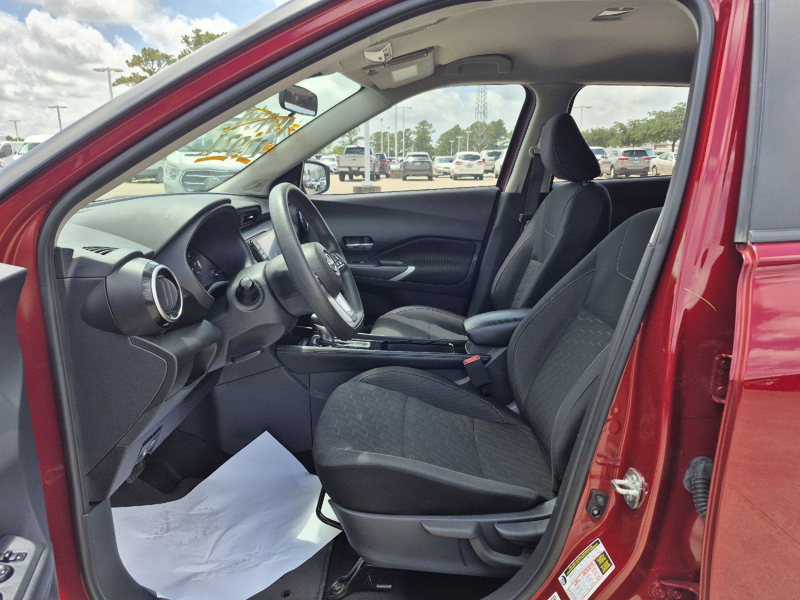 Used 2023 Nissan Kicks SV image 2