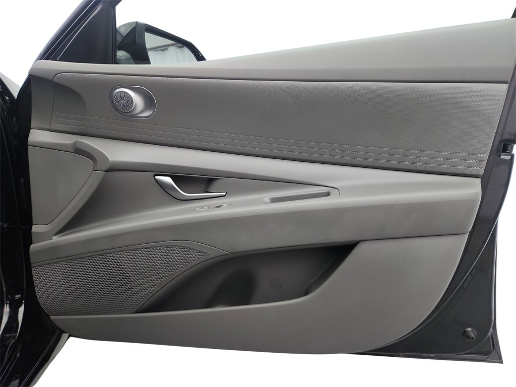 Used 2021 Hyundai Elantra SE image 24