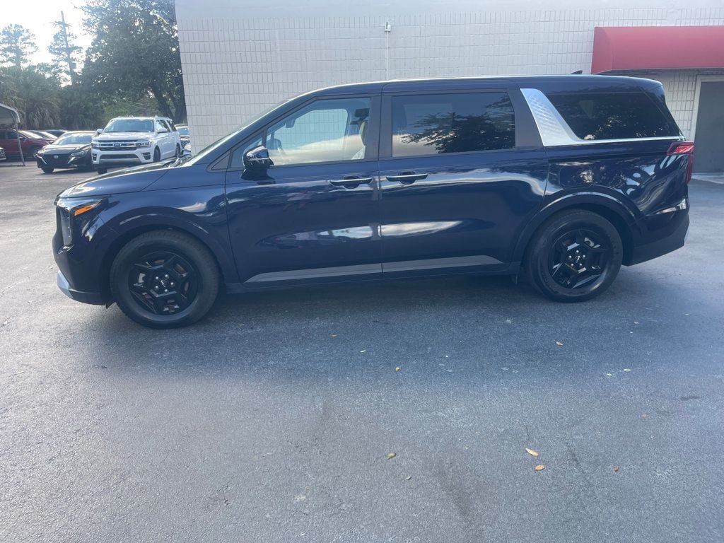 Used 2026 Kia Carnival FWD image 2