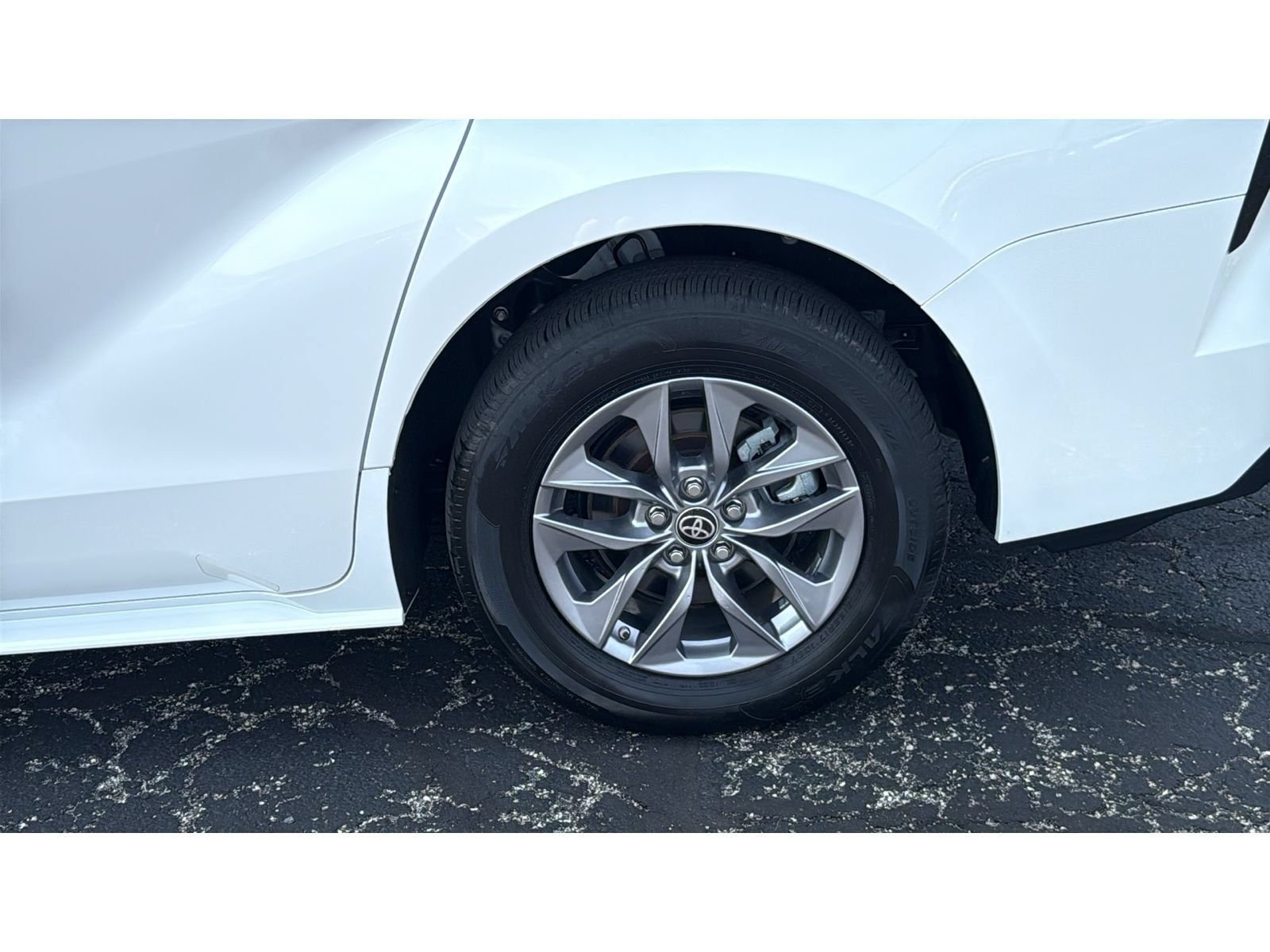 Certified 2024 Toyota Sienna XLE FWD image 13