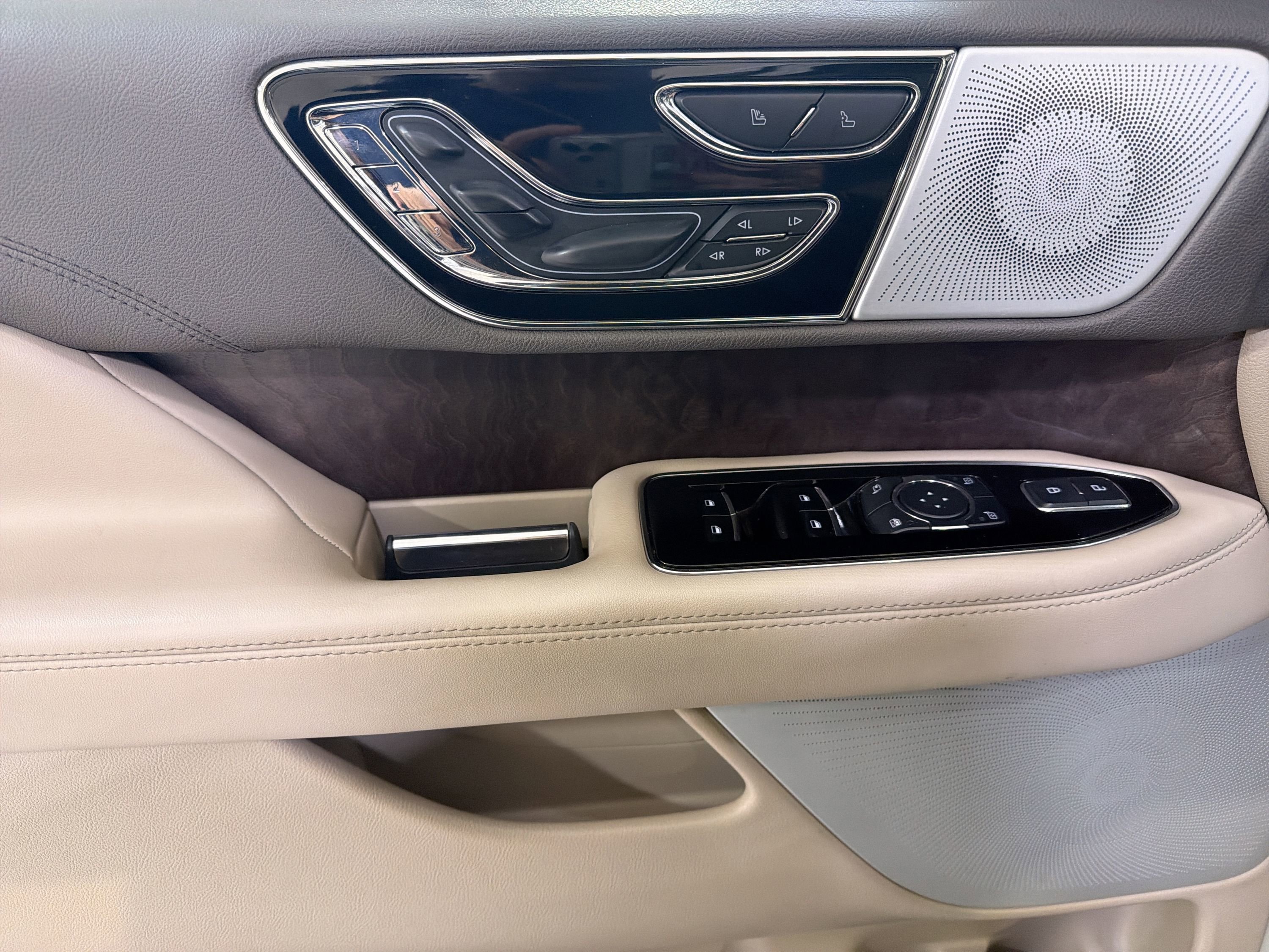 Used 2023 Lincoln Navigator L Reserve AWD/4WD image 12