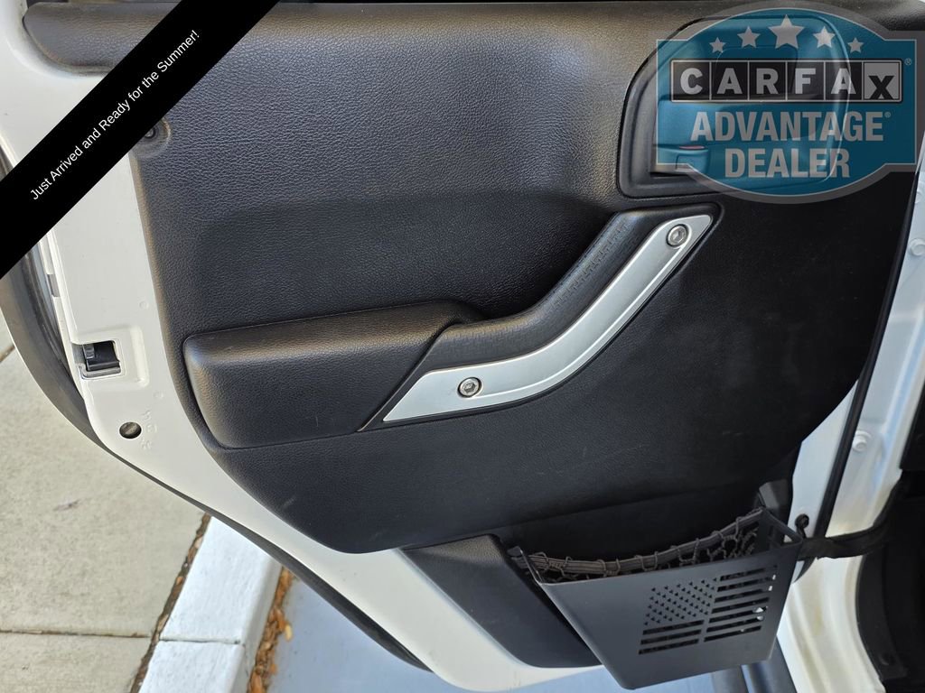 Used 2015 Jeep Wrangler Unlimited Rubicon AWD/4WD image 37