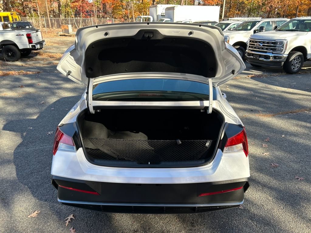 Certified 2025 Hyundai Elantra Sport image 26