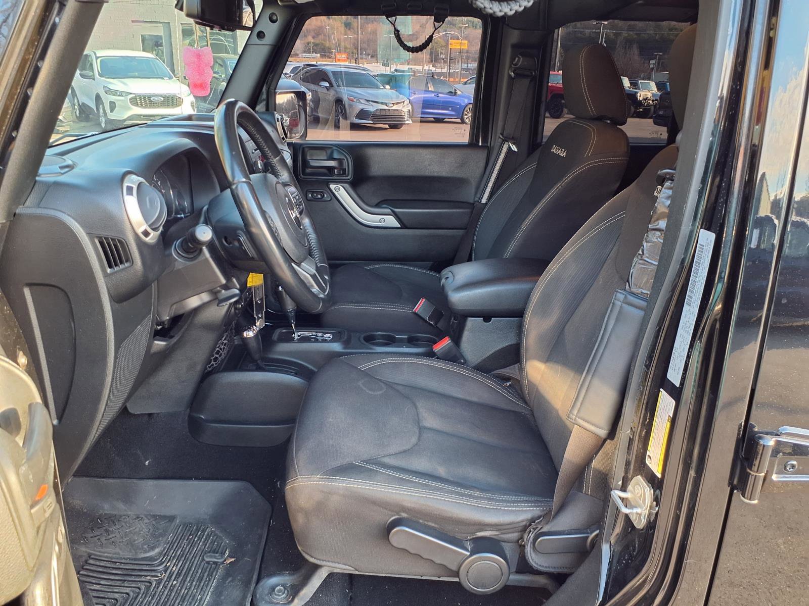 Used 2018 Jeep Wrangler Unlimited Sahara w/ Connectivity Group image 12