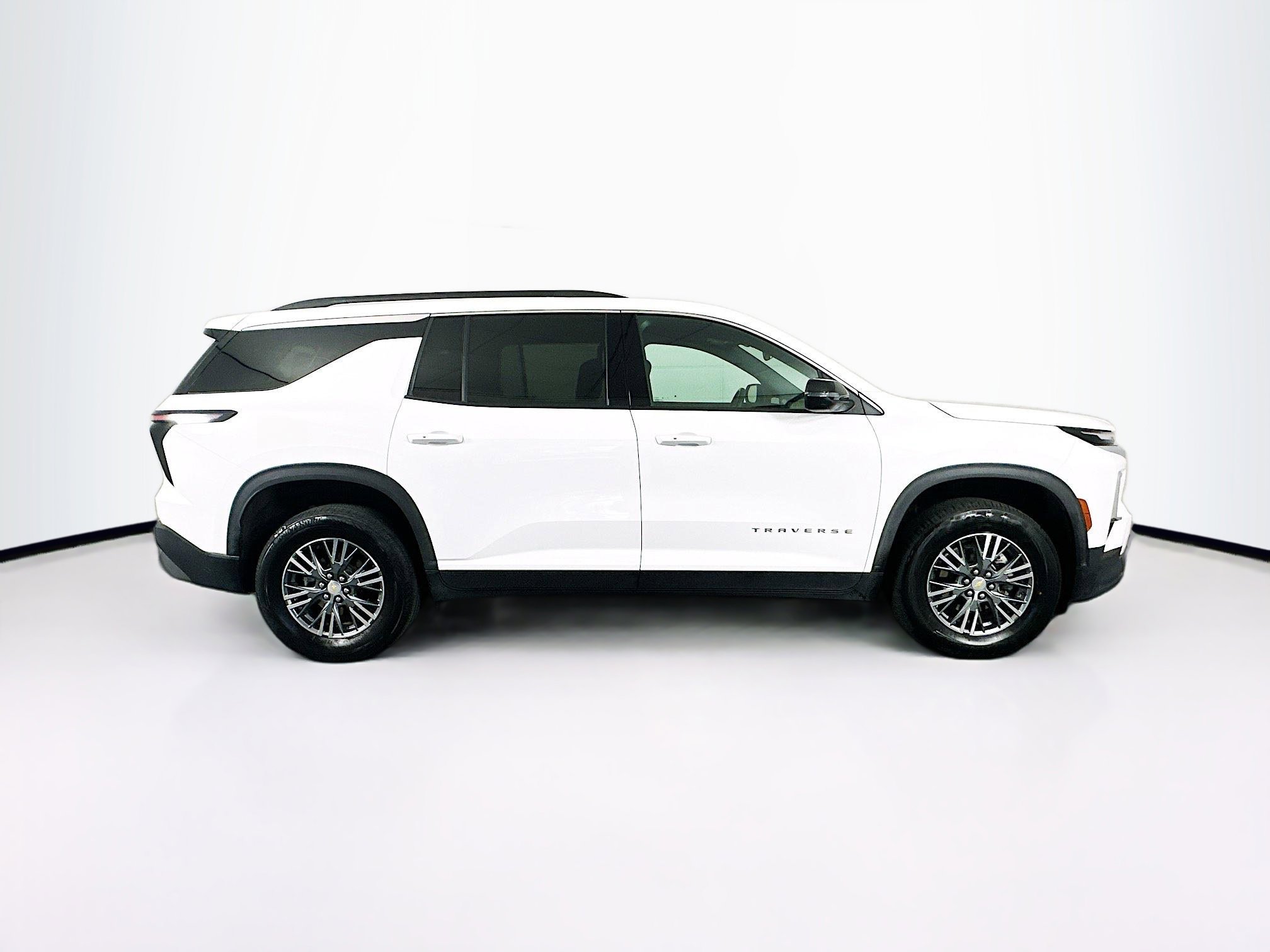 Used 2025 Chevrolet Traverse LT image 10