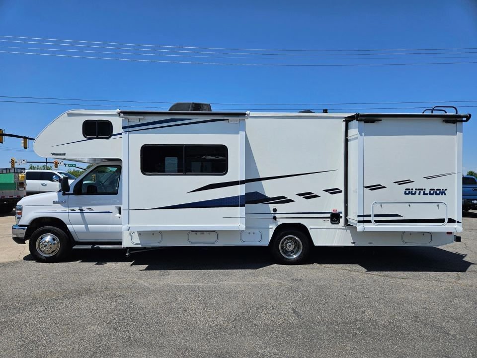 Used 2018 Ford E-450 and Econoline 450 Super Duty w/ Motorhome Prep Package RWD image 5