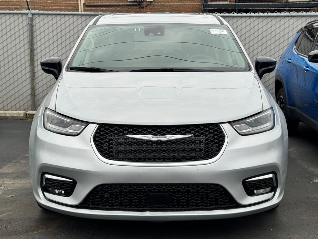Used 2024 Chrysler Pacifica Select image 3