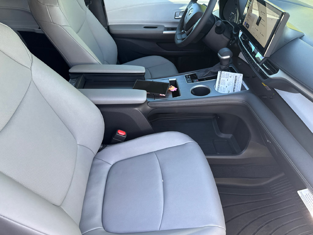 Certified 2026 Toyota Sienna XLE FWD image 14
