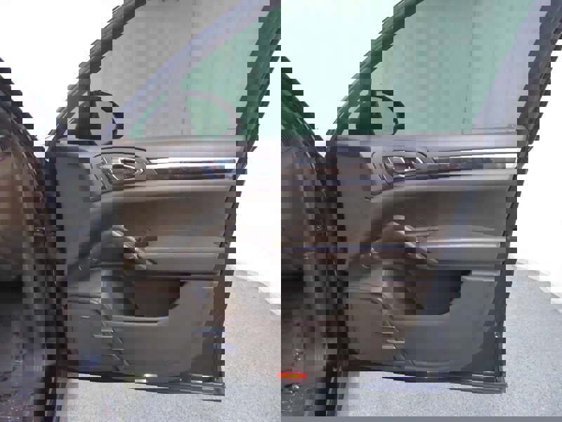 Used 2015 Porsche Cayenne Turbo image 26