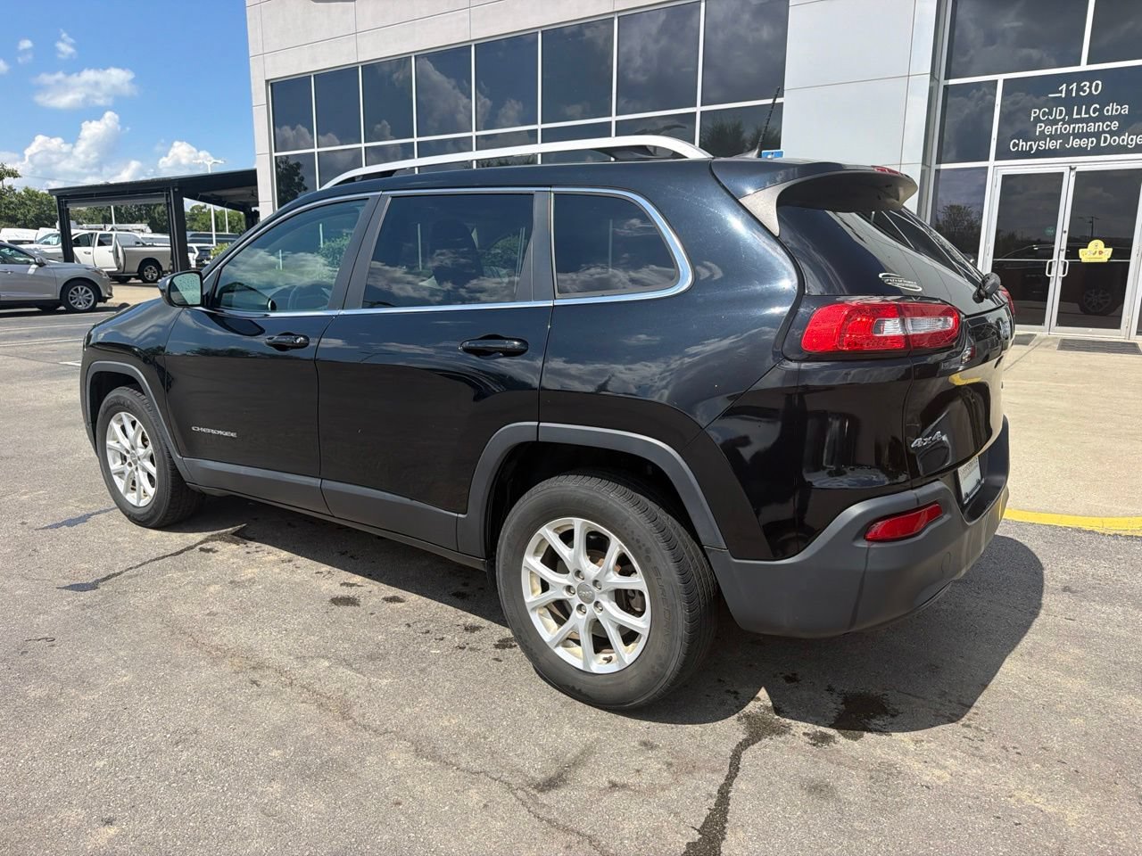 Used 2018 Jeep Cherokee Latitude Plus AWD/4WD image 6