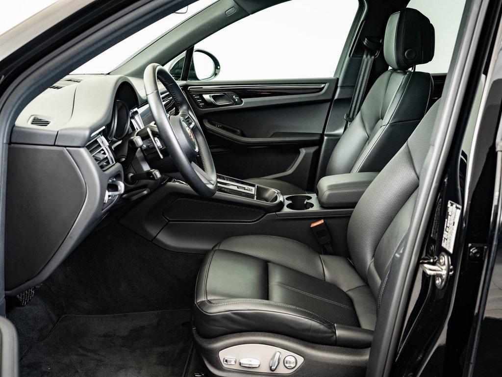 Certified 2024 Porsche Macan image 5