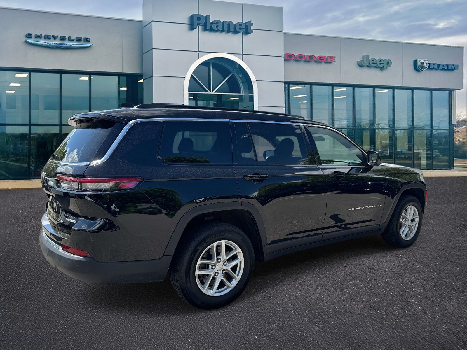 Used 2025 Jeep Grand Cherokee L Laredo w/ Luxury Tech Group I AWD/4WD image 2