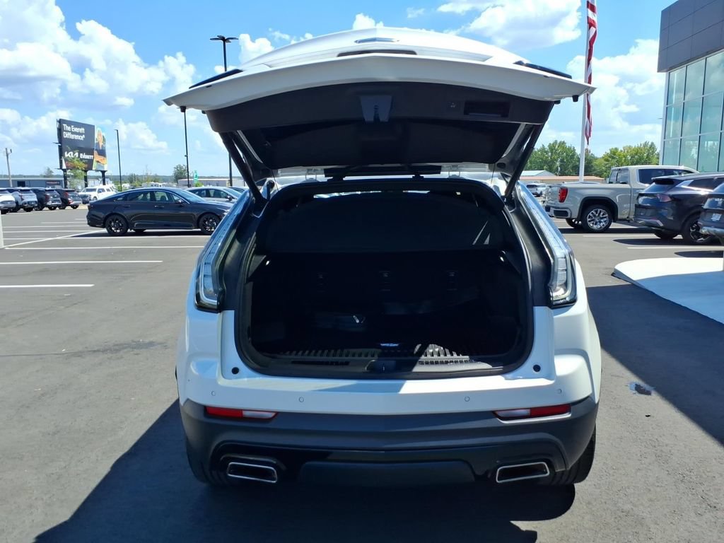 Used 2022 Cadillac XT4 Sport w/ LPO, ONYX Package FWD image 7