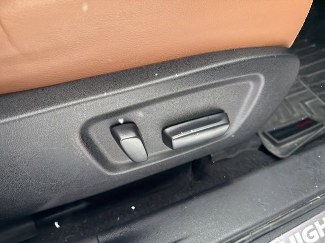 Used 2017 Toyota Highlander Limited AWD/4WD image 23