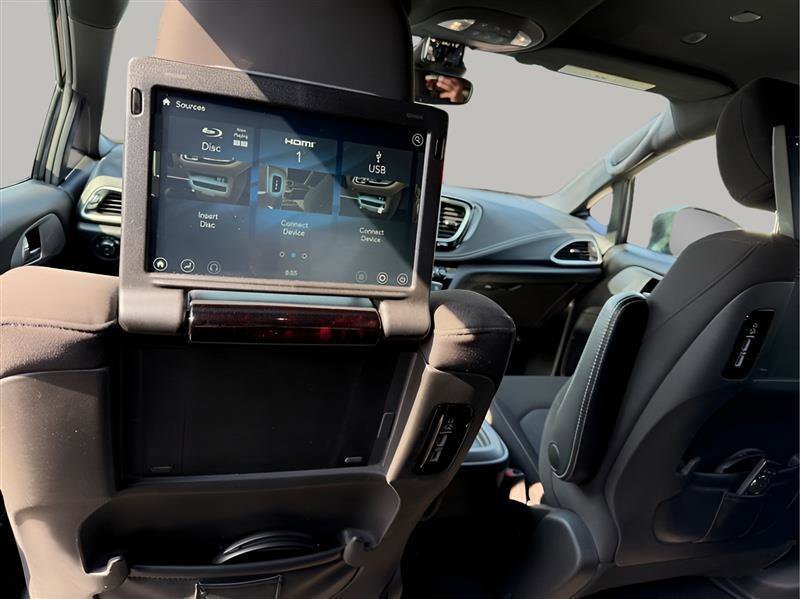 Used 2021 Chrysler Pacifica Touring w/ Uconnect Theater Family Group image 28