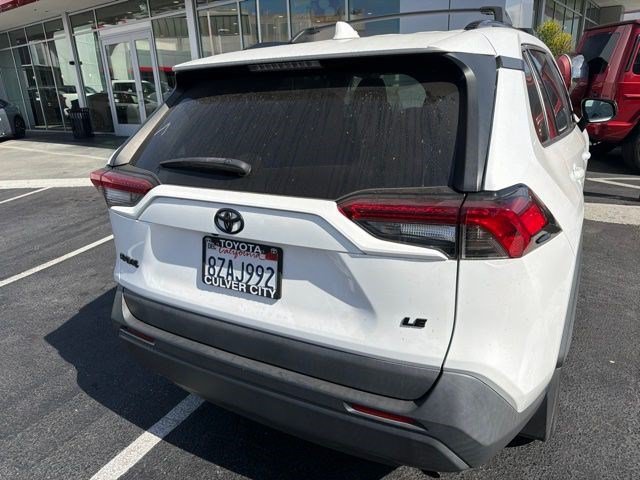 Used 2021 Toyota RAV4 LE FWD image 3