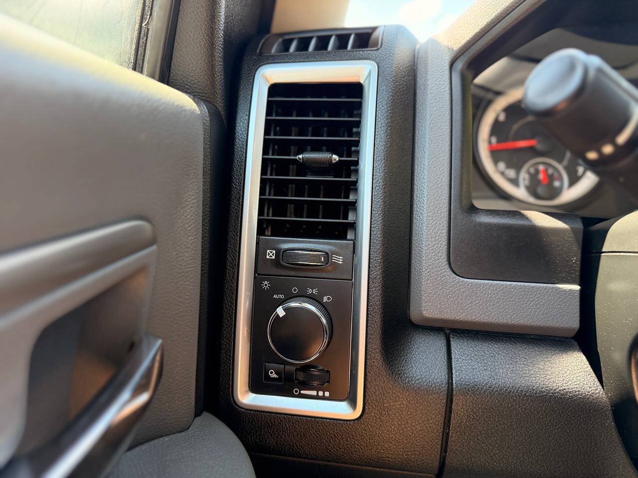 Used 2019 RAM 1500 Classic SLT RWD image 23