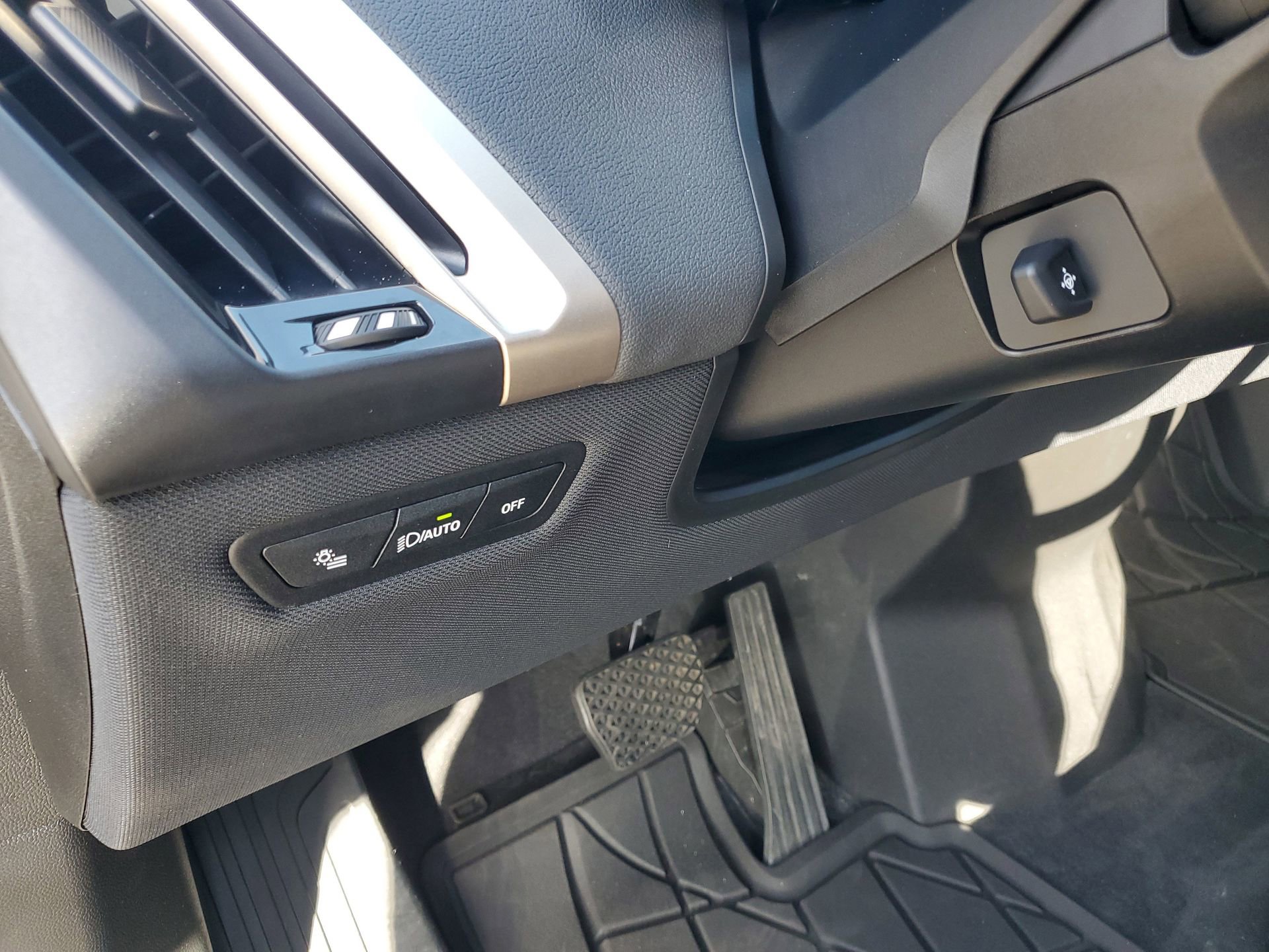 Used 2024 BMW iX xDrive50 w/ Sport Package image 19