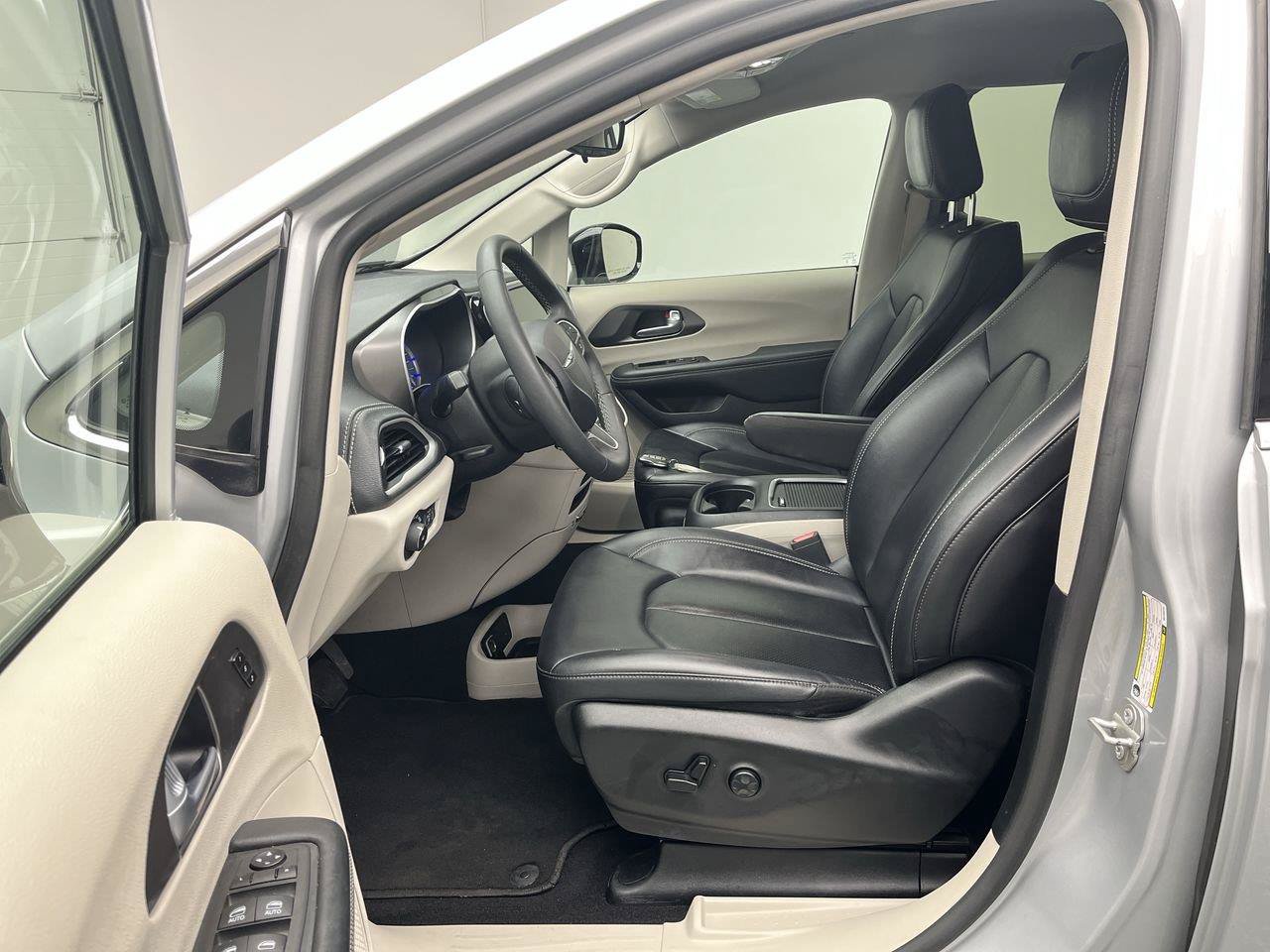 Used 2024 Chrysler Pacifica Limited FWD image 3