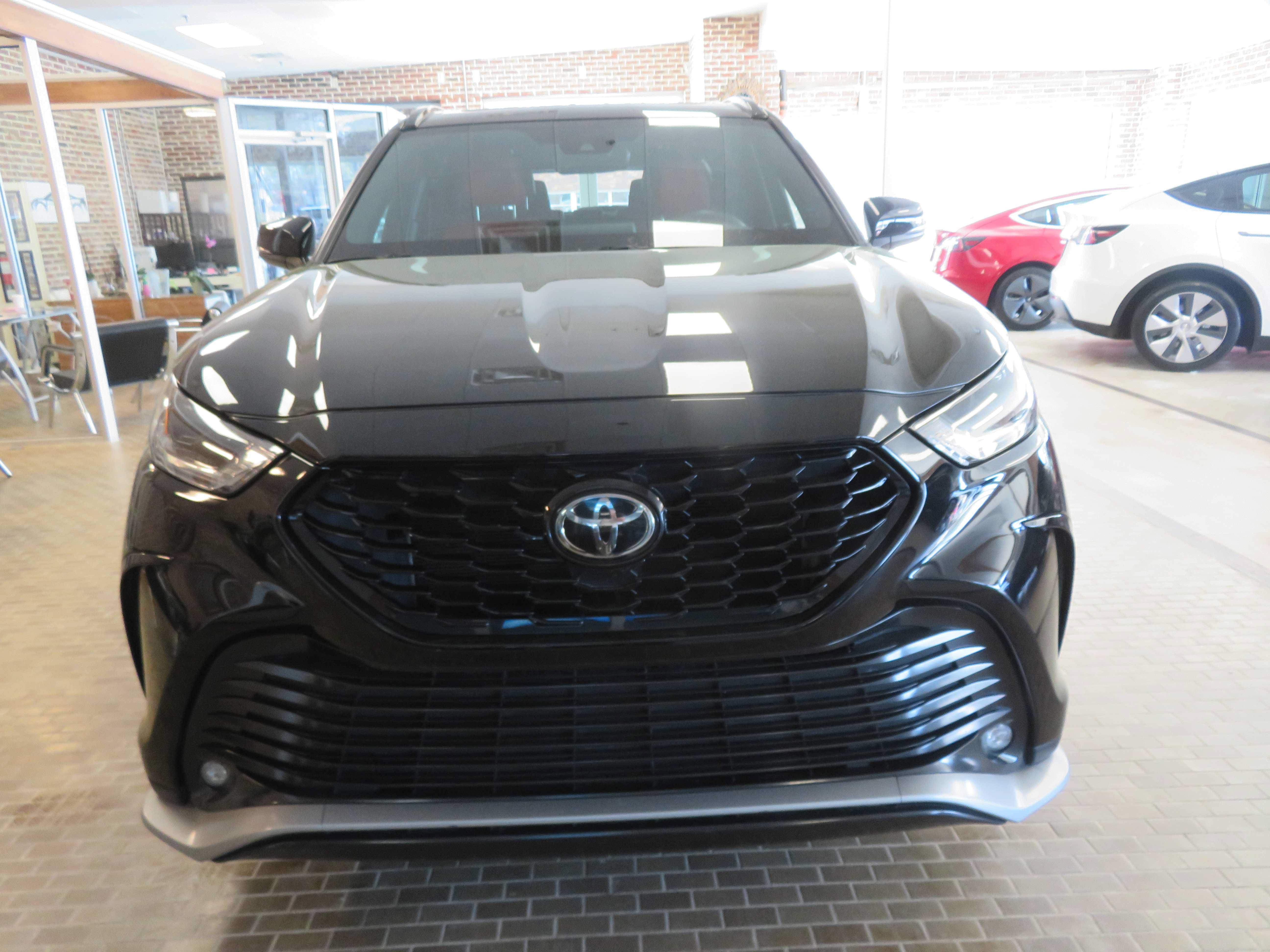 Used 2021 Toyota Highlander XSE AWD/4WD image 2