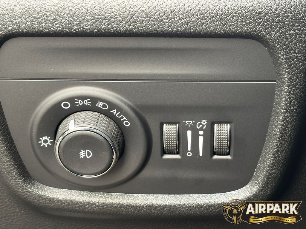 New 2026 Jeep Grand Cherokee Limited w/ Limited Altitude Package AWD/4WD image 19