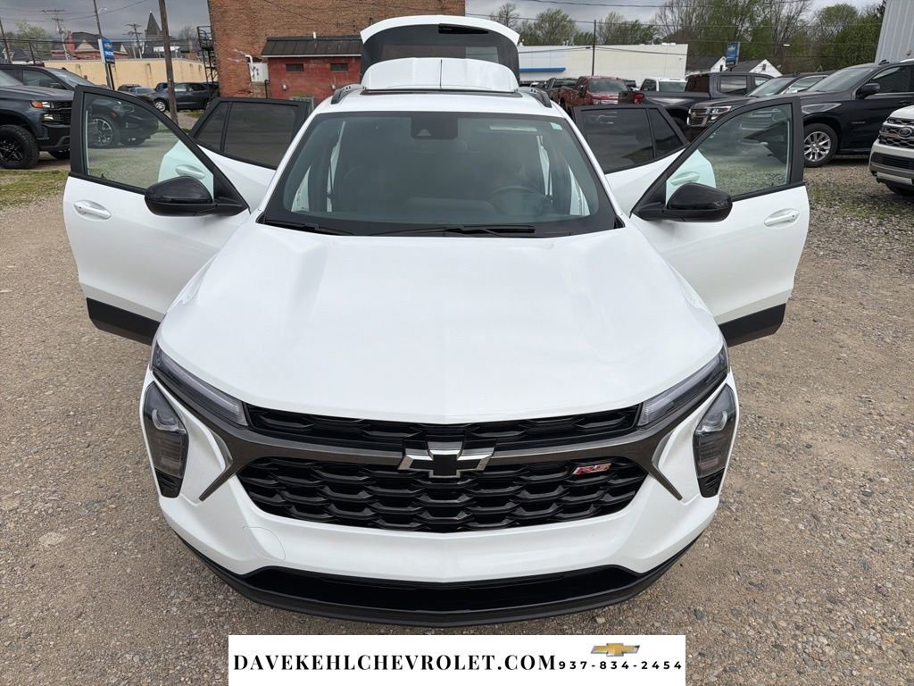 Used 2024 Chevrolet Trax RS w/ Sunroof Package FWD image 30