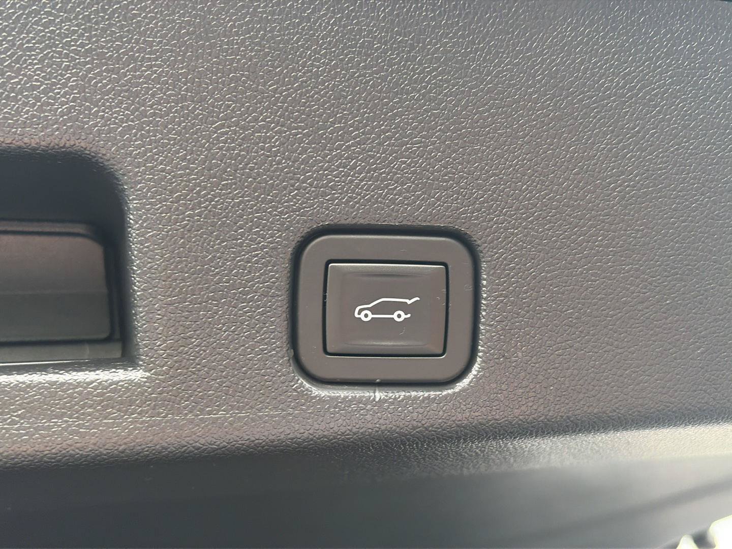 Used 2025 Chevrolet Traverse LT FWD image 16