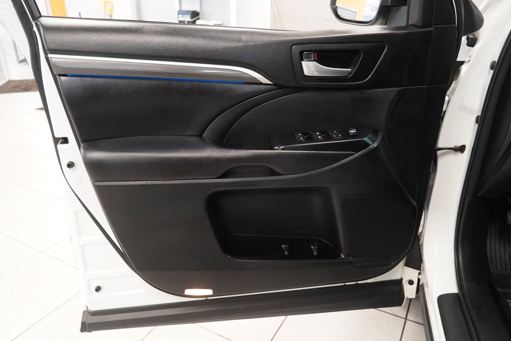 Used 2018 Toyota Highlander SE image 18