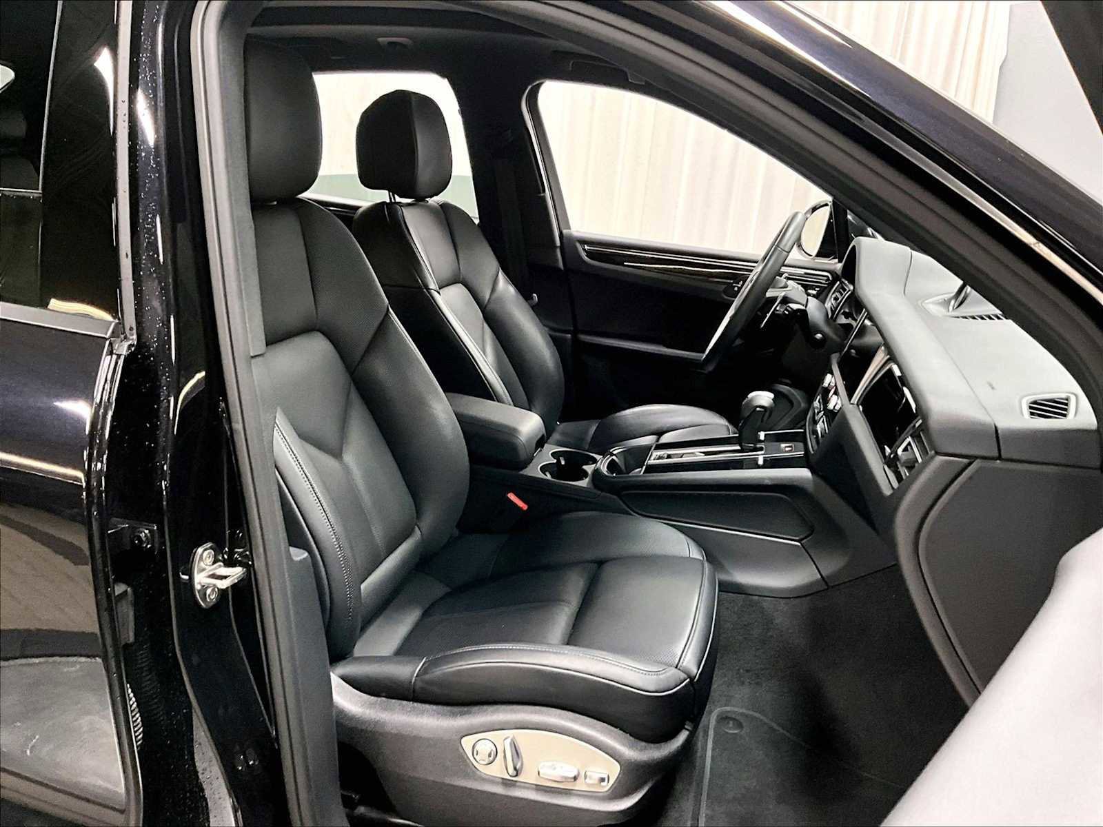 Used 2025 Porsche Macan image 30
