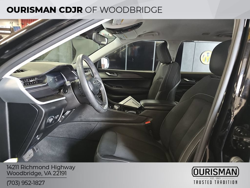 Used 2023 Jeep Grand Cherokee Summit AWD/4WD image 5