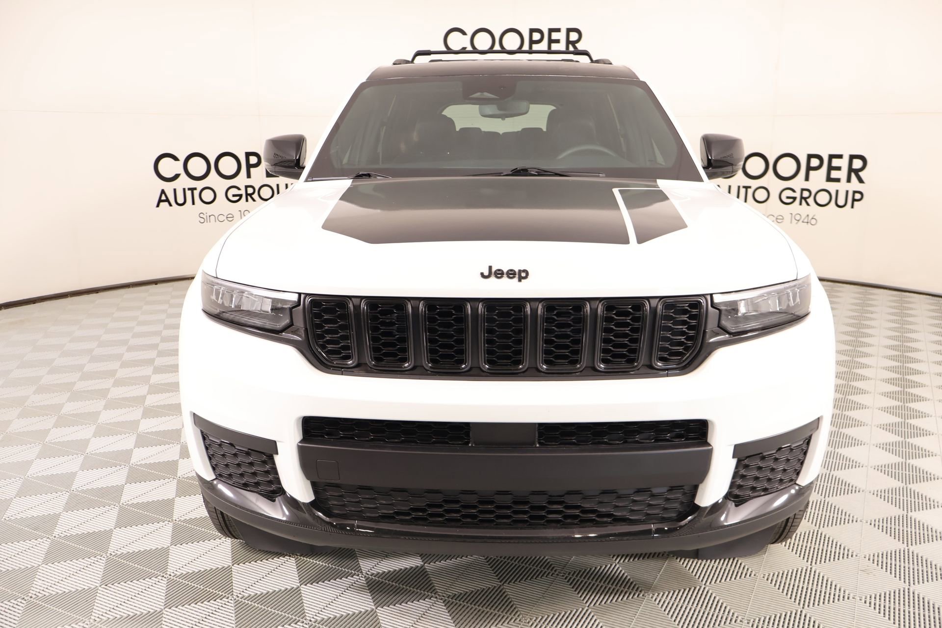 Used 2024 Jeep Grand Cherokee L Laredo RWD image 9