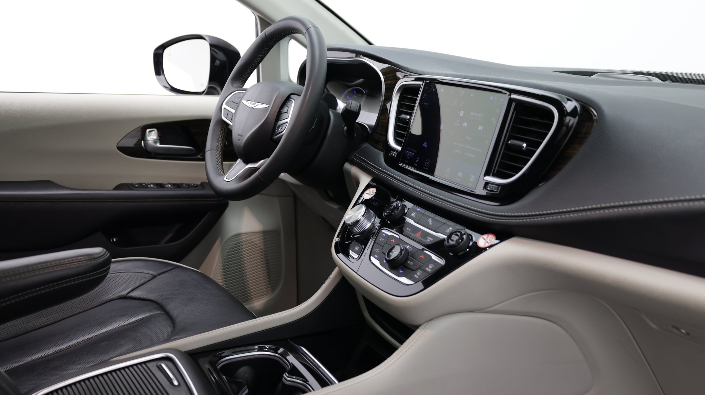 Used 2023 Chrysler Pacifica Limited FWD image 40