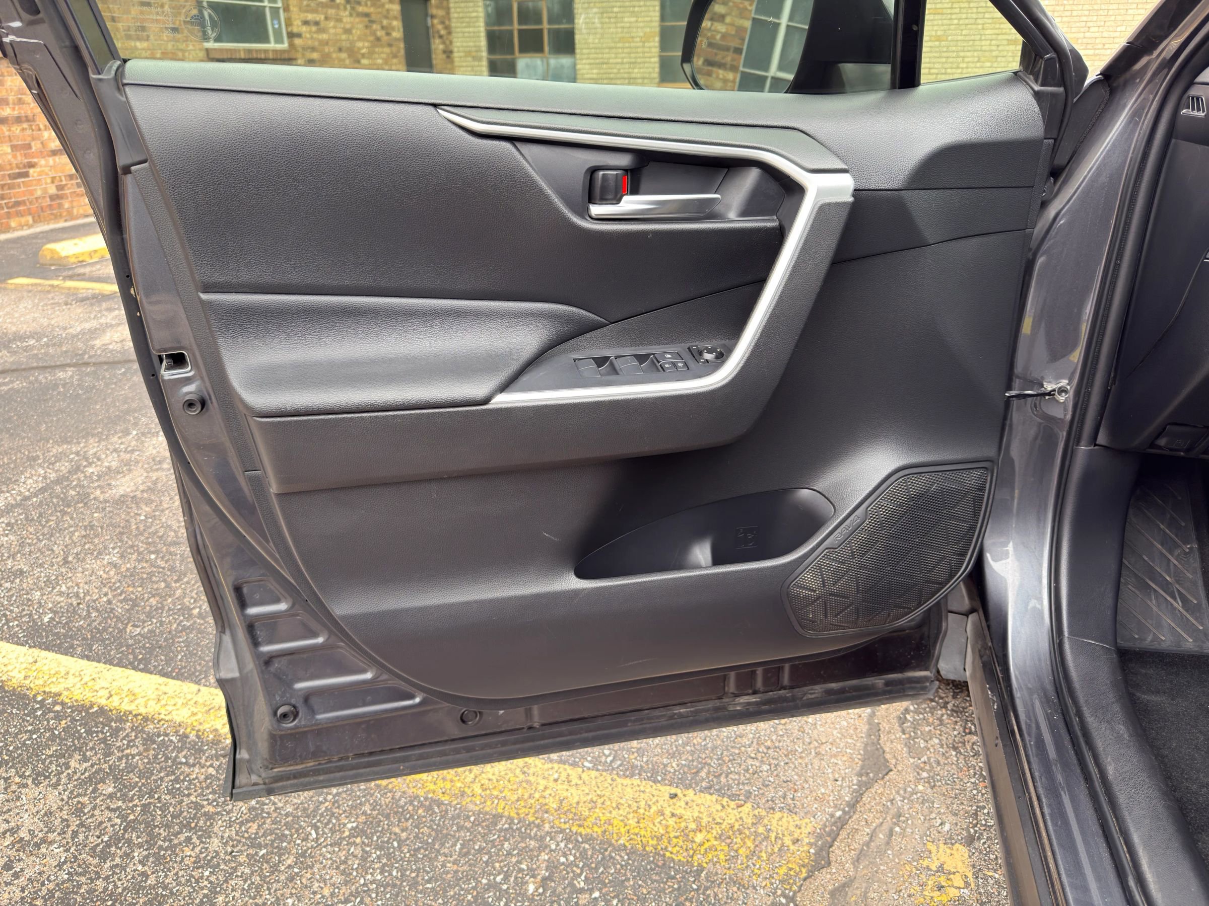 Used 2020 Toyota RAV4 XLE image 28