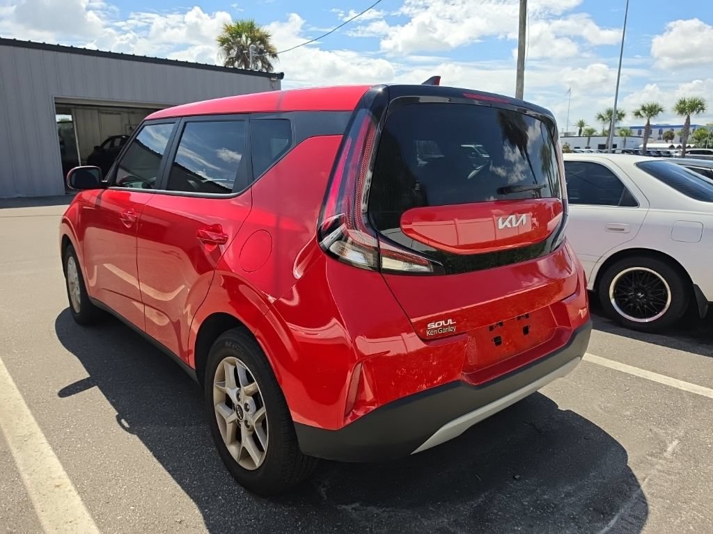 Certified 2025 Kia Soul LX w/ LX Technology Package FWD image 11