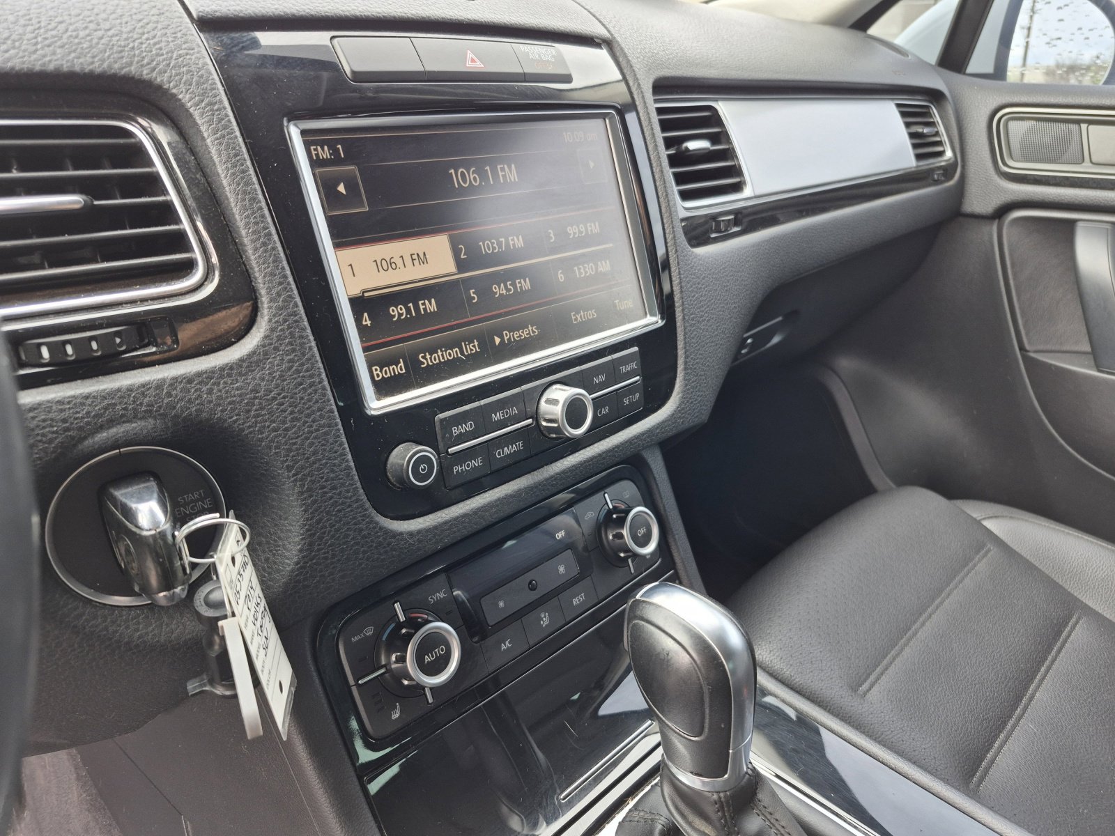 Used 2014 Volkswagen Touareg Sport image 11