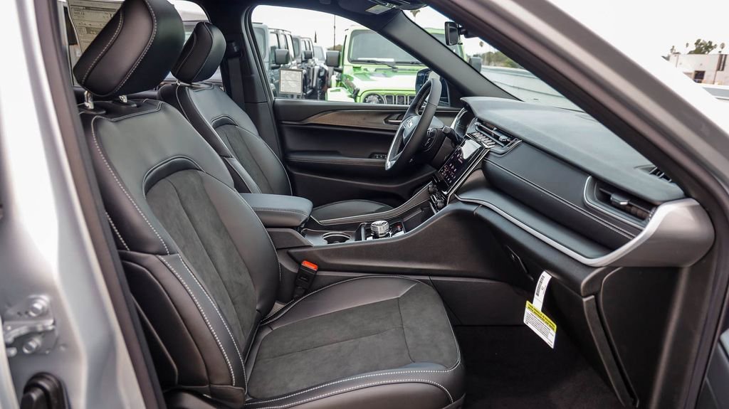 New 2025 Jeep Grand Cherokee L Altitude image 18