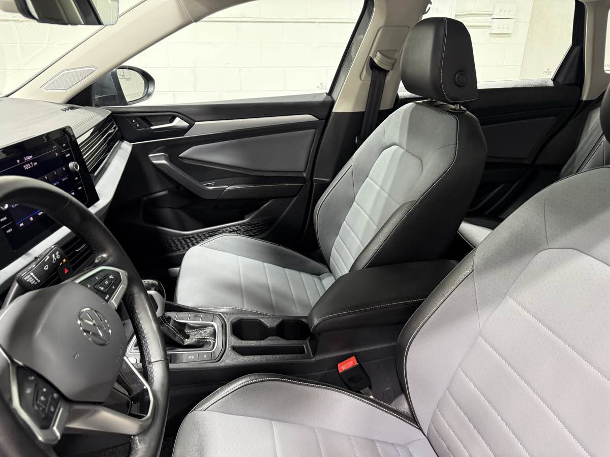 Used 2025 Volkswagen Jetta SE w/ Sunroof Package image 14