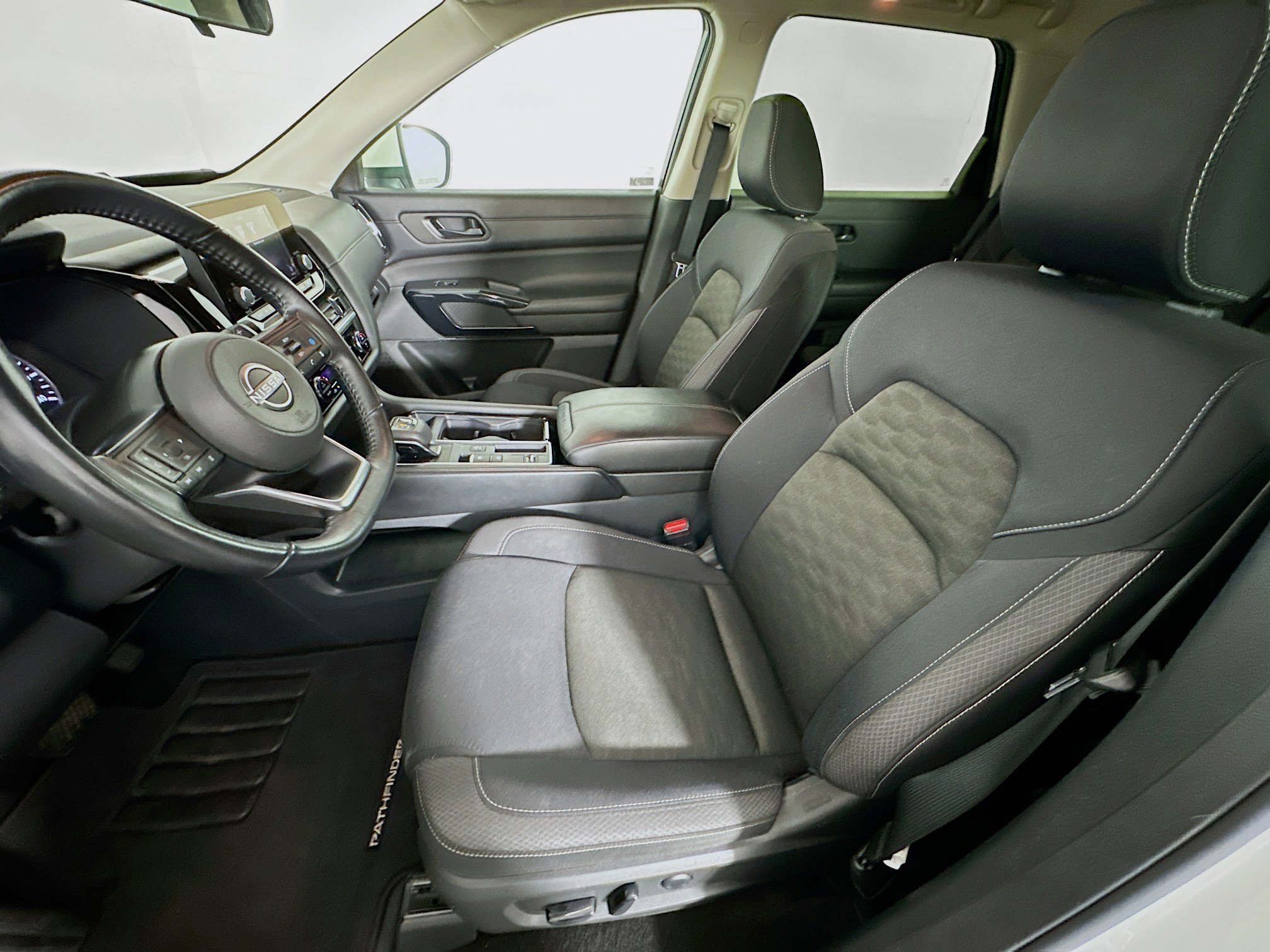 Used 2024 Nissan Pathfinder SV image 13