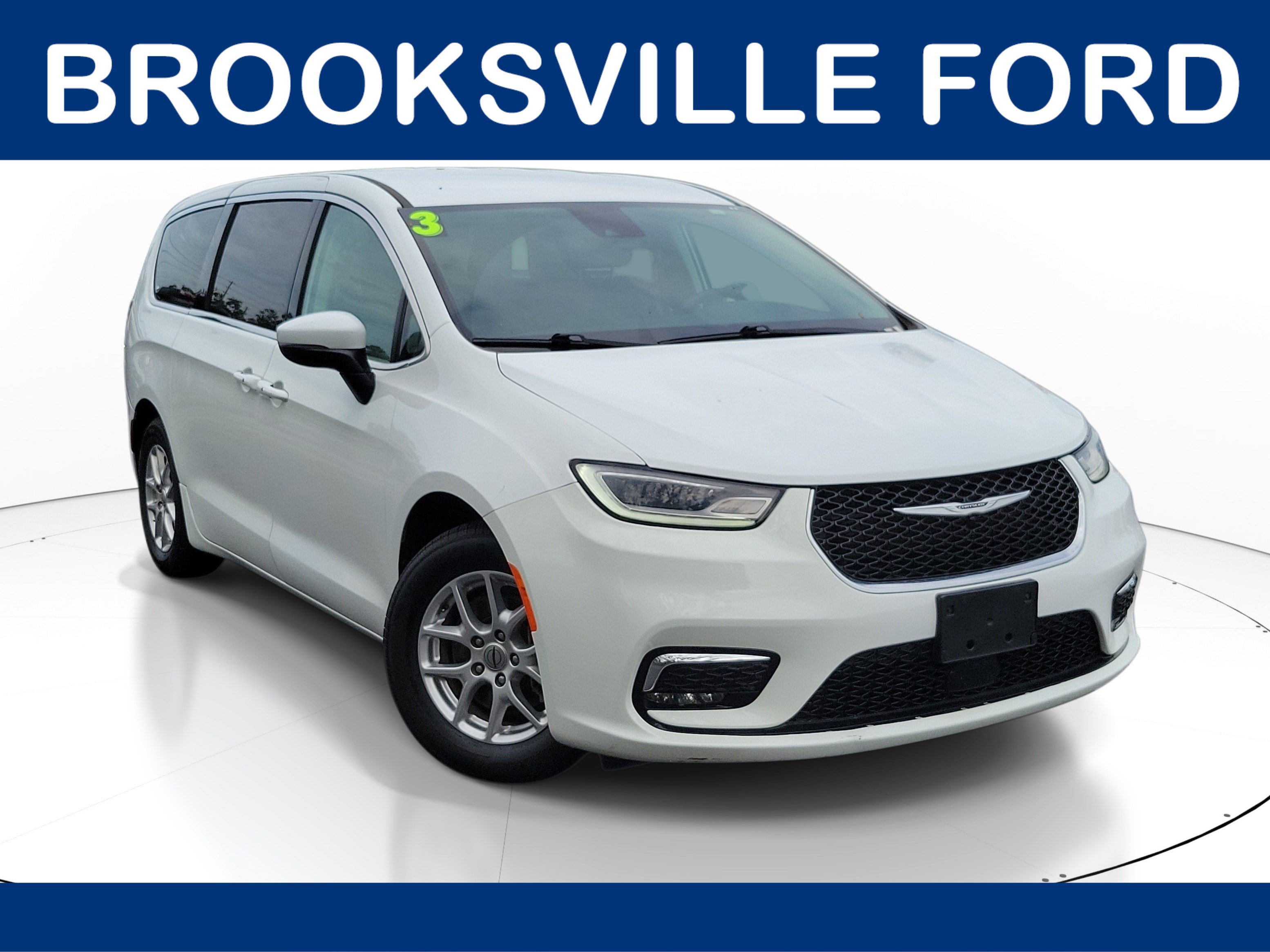 Used 2023 Chrysler Pacifica Touring-L FWD image 1