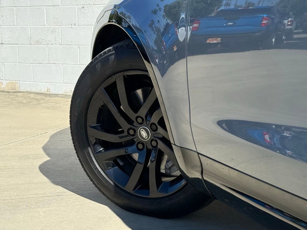 Used 2020 Land Rover Discovery Landmark image 5