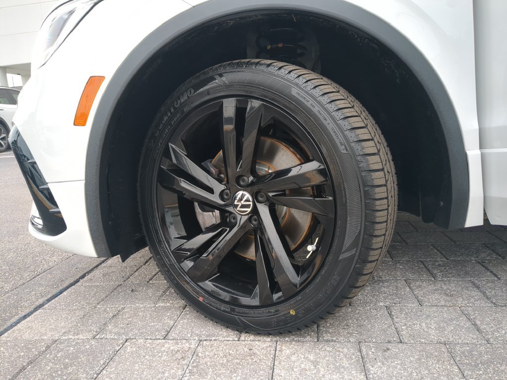Certified 2023 Volkswagen Tiguan SE R-Line FWD image 33