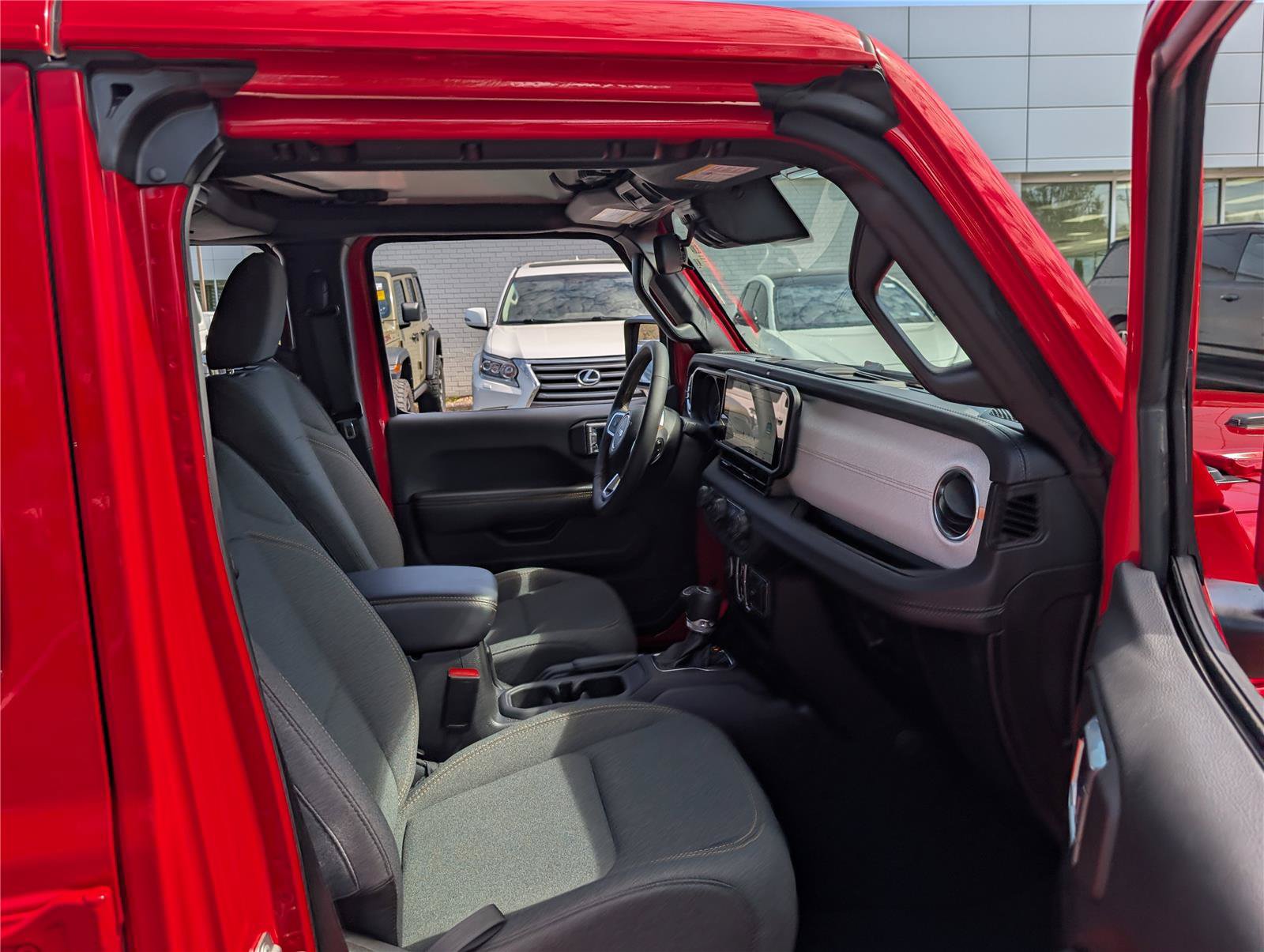 Used 2025 Jeep Wrangler Unlimited Sahara AWD/4WD image 10