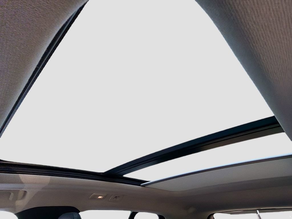 Used 2025 Volvo XC40 B5 Plus image 12