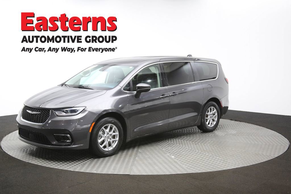 Used 2023 Chrysler Pacifica Touring-L image 57