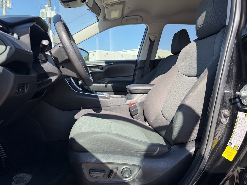 Used 2024 Toyota RAV4 XLE FWD image 27